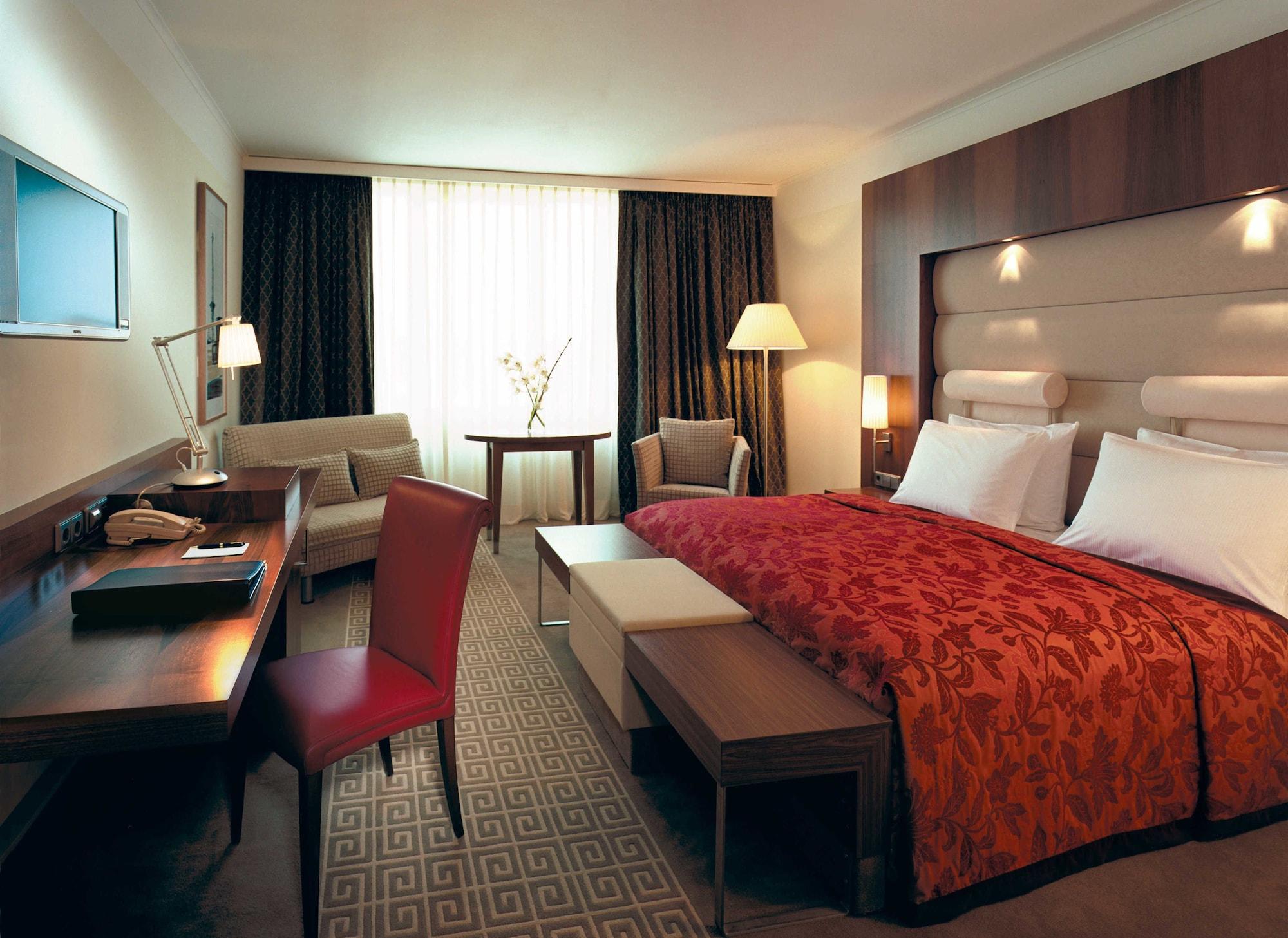 Hotel Palace Berlin Ruang foto A room at the Radisson Blu Hamburg