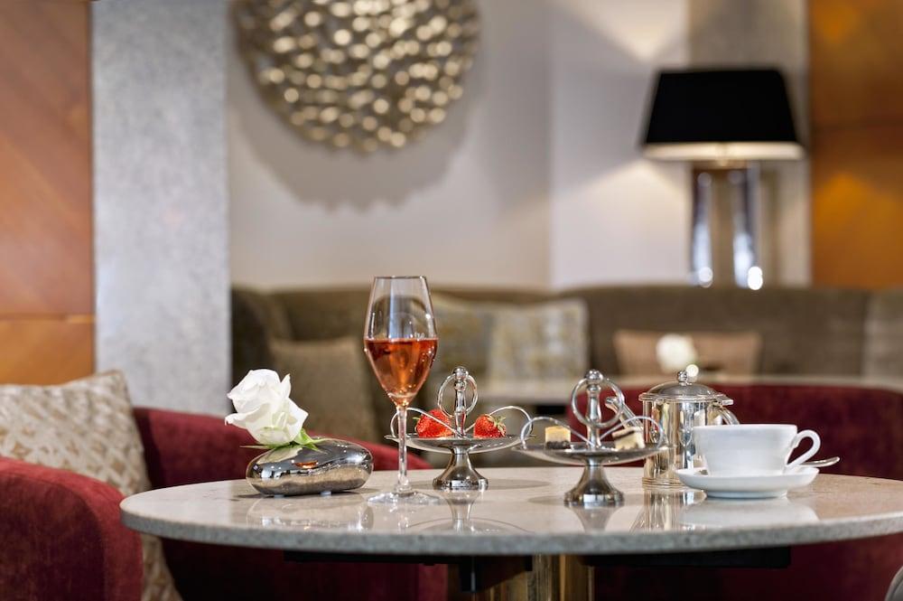 Hotel Palace Berlin Bagian luar foto The Lounge at London Heathrow Airport