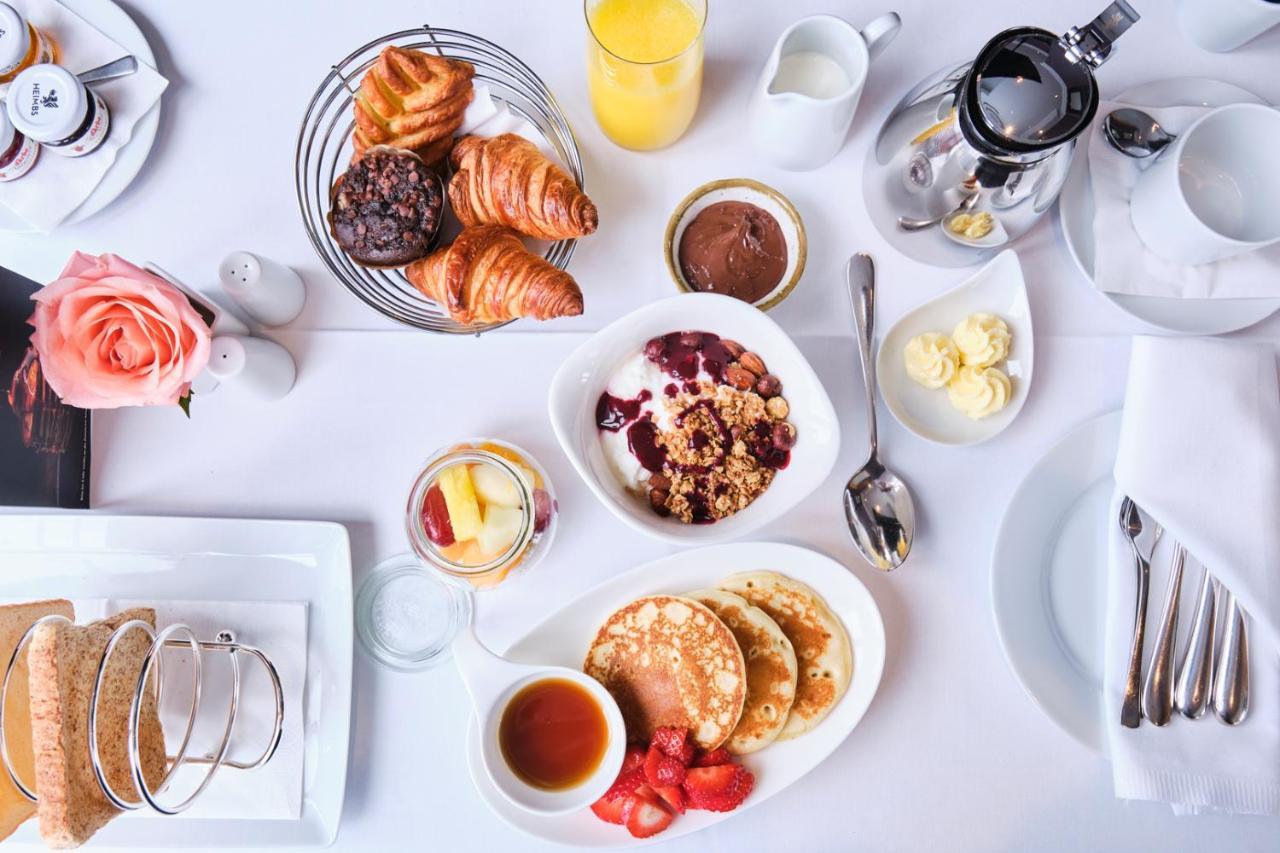 Hotel Palace Berlin Bagian luar foto A breakfast at the Four Seasons Hotel, London