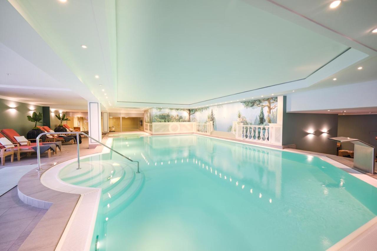 Hotel Palace Berlin Bagian luar foto The pool at the Hotel de la Paix