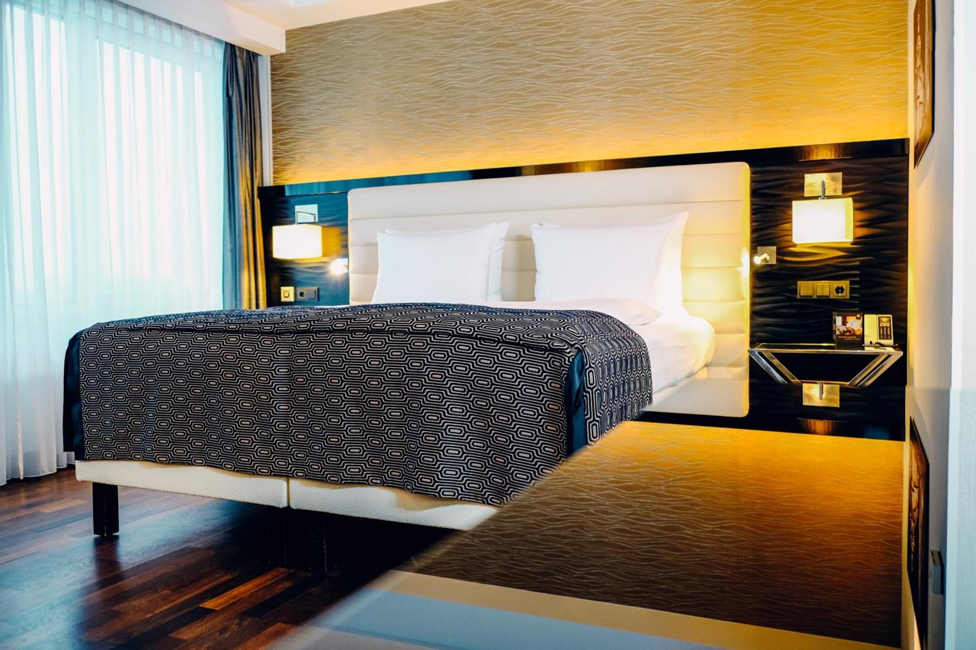 Hotel Palace Berlin Ruang foto A bed with a bed skirt