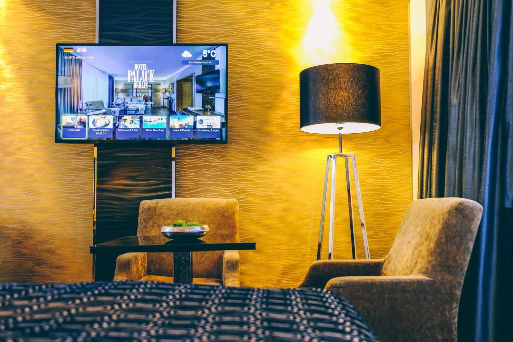 Hotel Palace Berlin Bagian luar foto A television in a hotel room