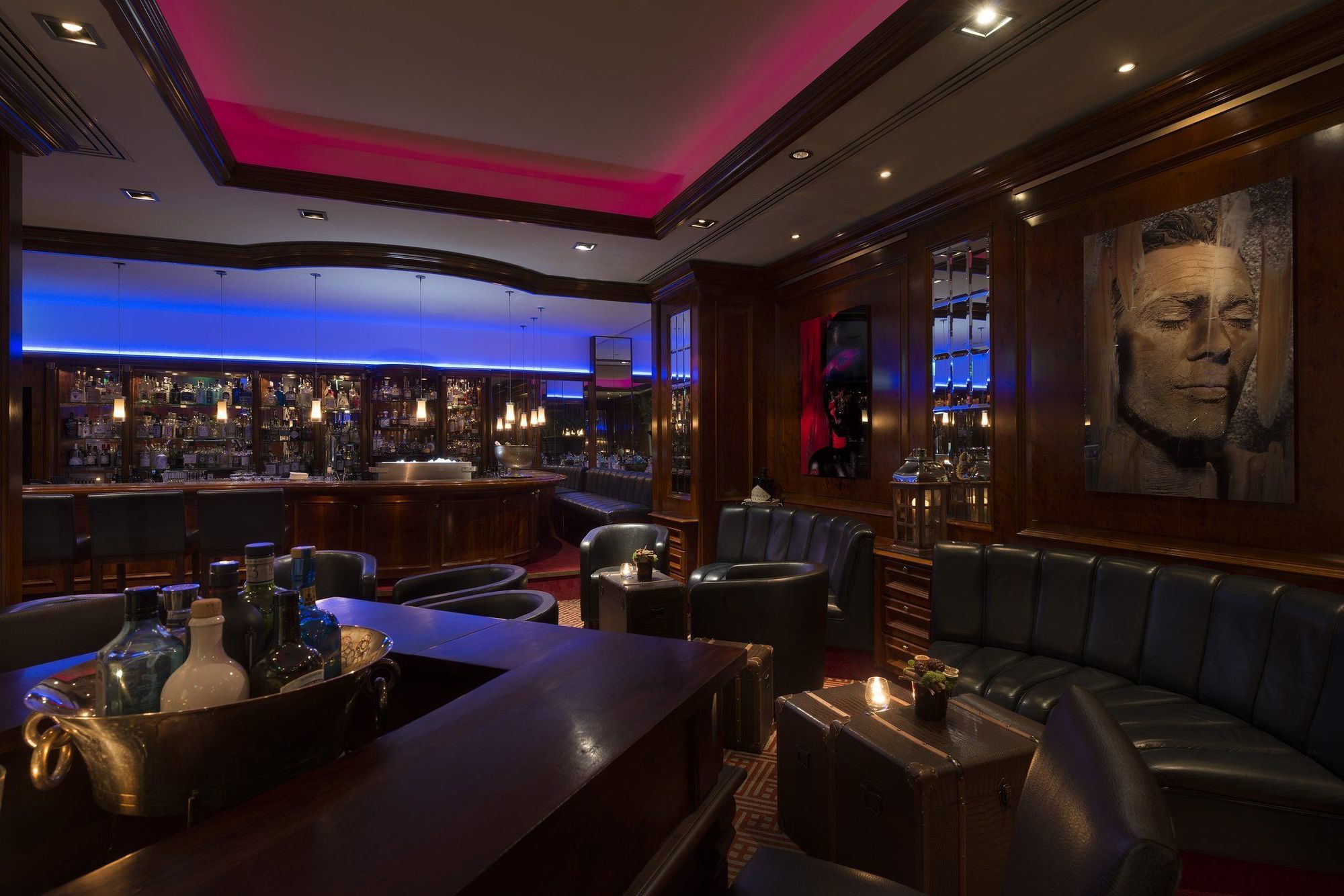 Hotel Palace Berlin Bagian luar foto The bar at the London Hilton on Park Lane