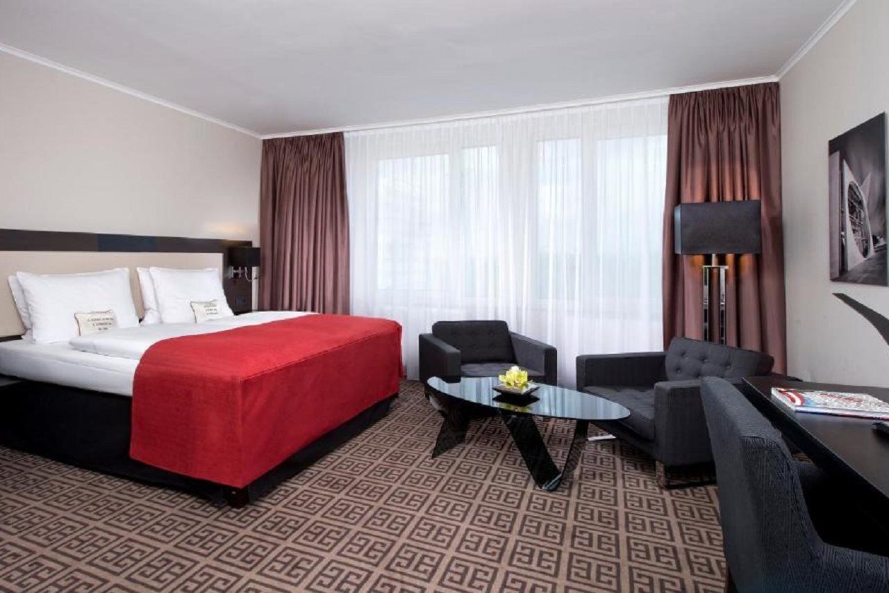 Hotel Palace Berlin Bagian luar foto A room at the hotel
